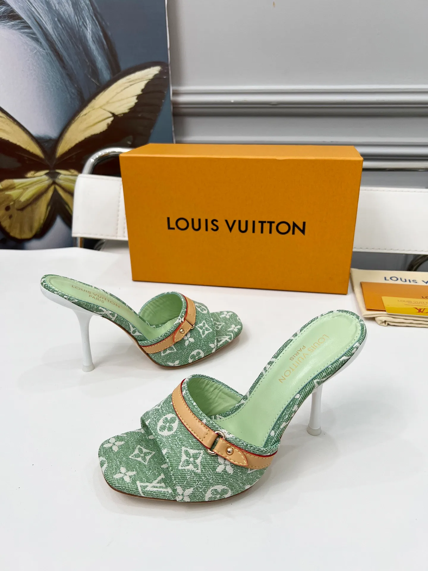 👟👟Ex-factory price 440👟👟 LV new denim kitten heel slippers 2025 summer must-have for goddesses, original replica, super comfortable on the feet. Show off the queen's temperament, the heel height is 9.5CM, which shows your temperament without being tiring. Leather outsole. Standard code: 35-42 (41 and 42 codes are customized, non-returnable and non-exchangeable)